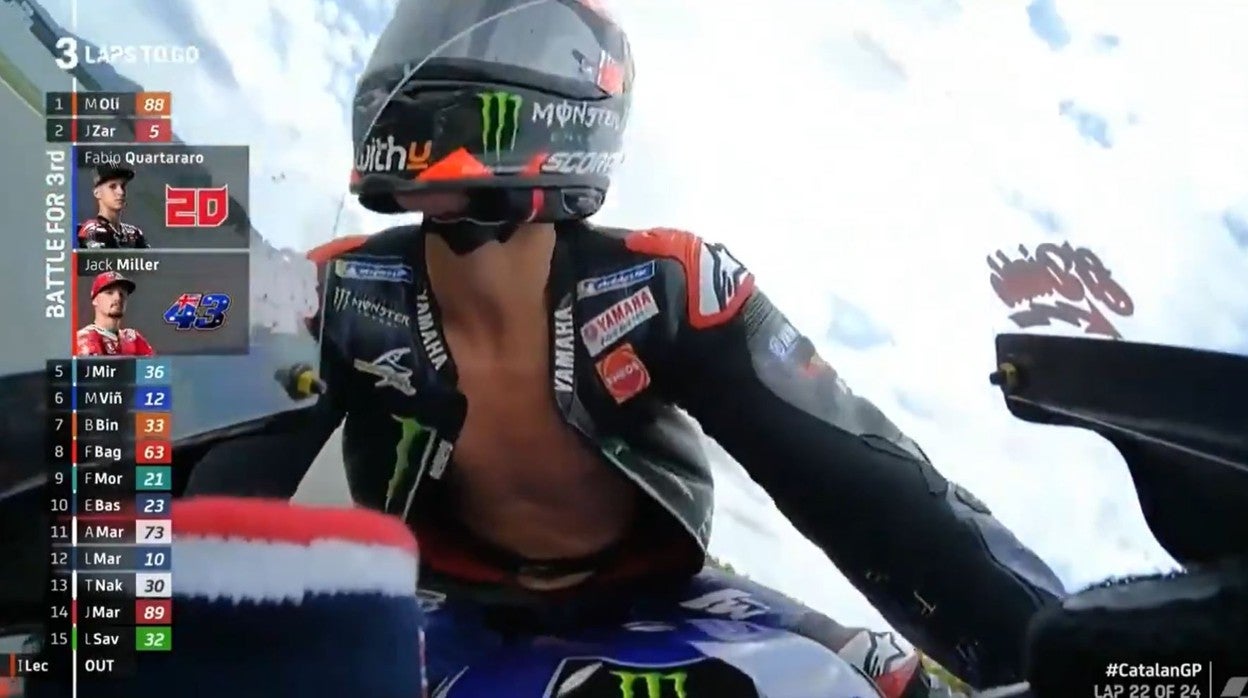 Quartararo terminó la carrera con la cremallera bajada y el pecho al aire