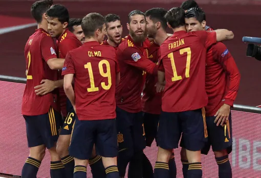 Los jugadores españoles, celebrando uno de los seis tantos contra Alemania en la Cartuja