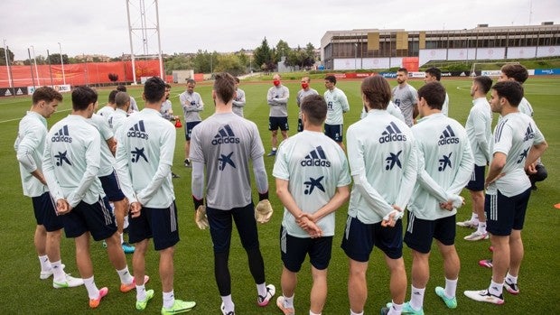 El Gobierno autorizará la vacunación de los jugadores de la selección tras el positivo de Busquets