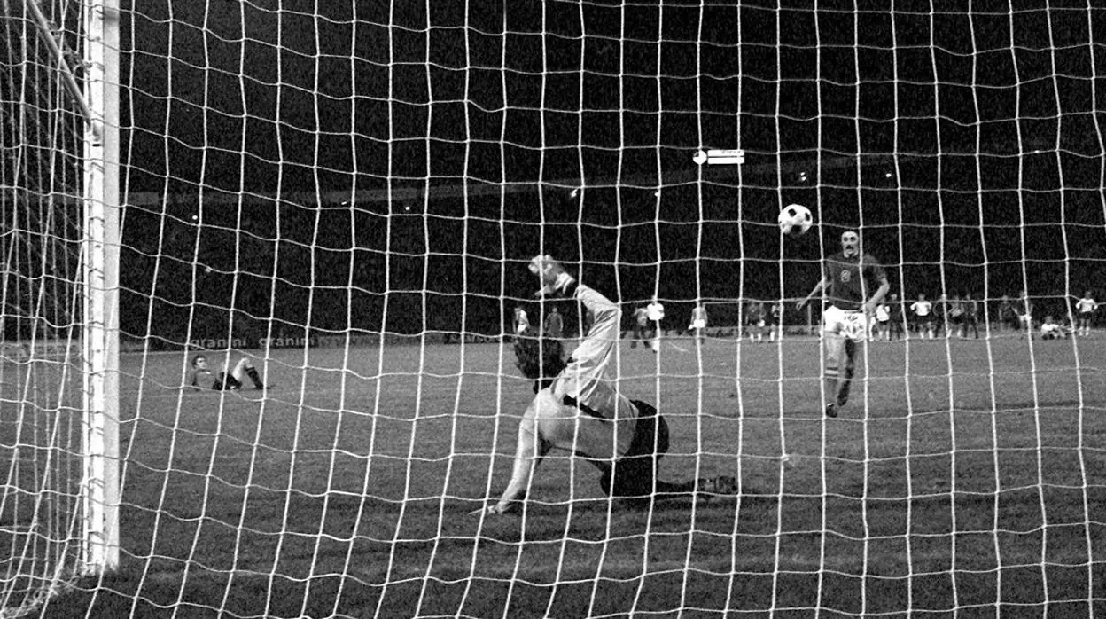 Penalti de Panenka a Sepp Maier en la final de 1976