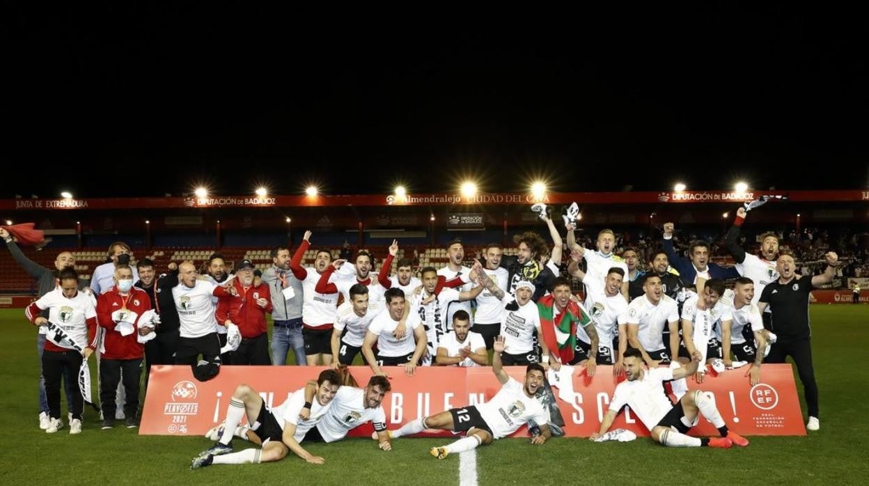 La plantilla del Burgos celebra el ascenso a Segunda