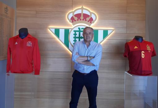 Rafael Gordillo posa junto a la camiseta del España - Malta que hay en el Benito Villamarín