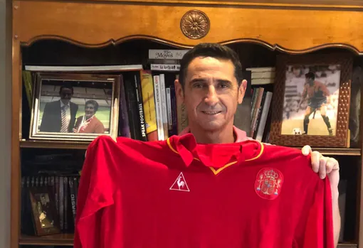 Manolo Jiménez posa en su casa con una camiseta de la Selección