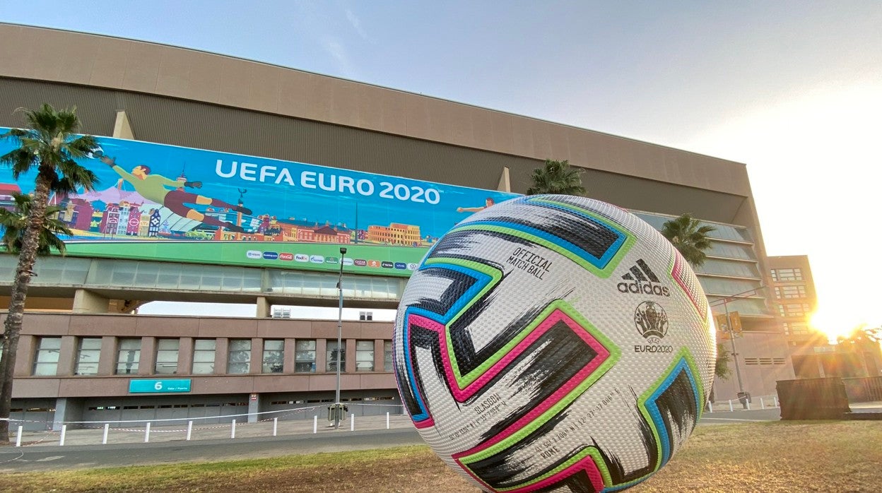 El balón oficial de la Euro 2020 a gran escala decora la fachada principal del estadio cartujano