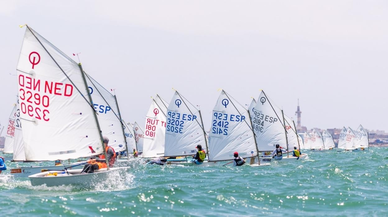 Roberto Aguilar estrena liderato en la Regata Test Andalucía 2021