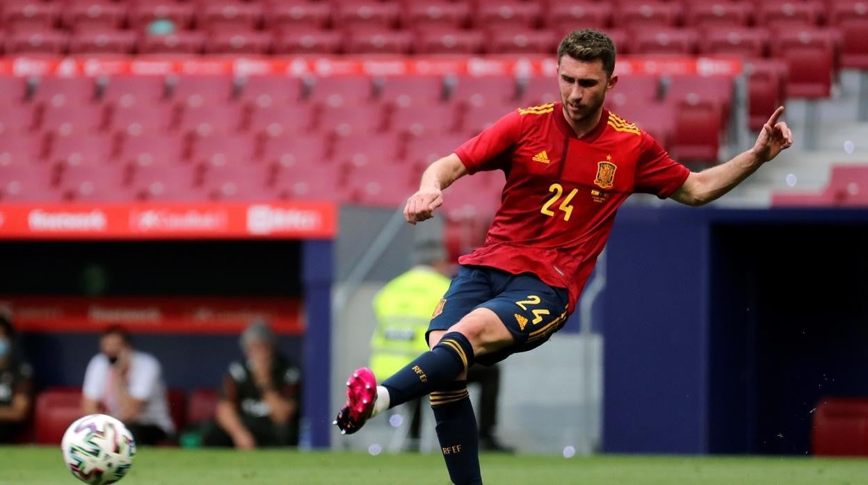 Laporte durante un partido con España