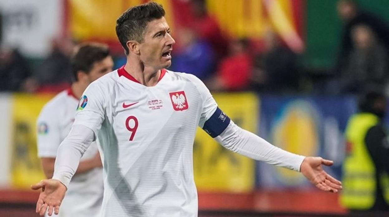 Robert Lewandowski en un partido con Polonia