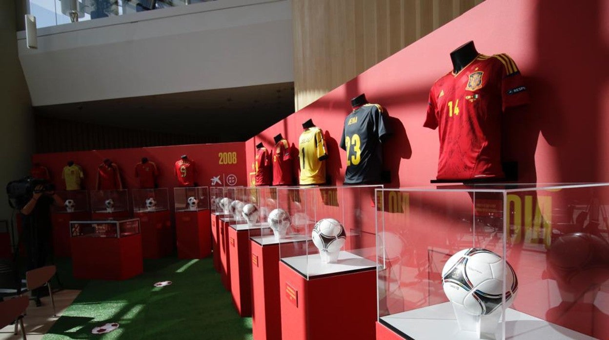 Varias camisetas y balones en la exposición de la Federación Española de Fútbol en Torre Sevilla