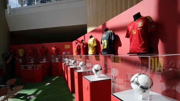 Inaugurada la exposición de la selección española de fútbol en Torre Sevilla