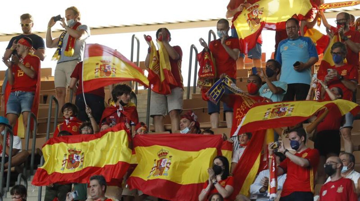 Camisetas, banderas y mascarillas para animar a España anoche en la Cartuja