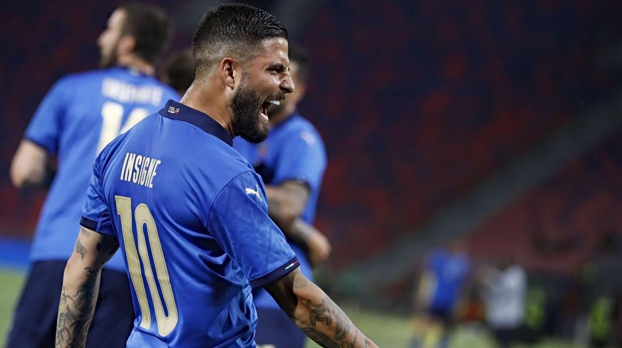 Insigne celebra un gol con Italia