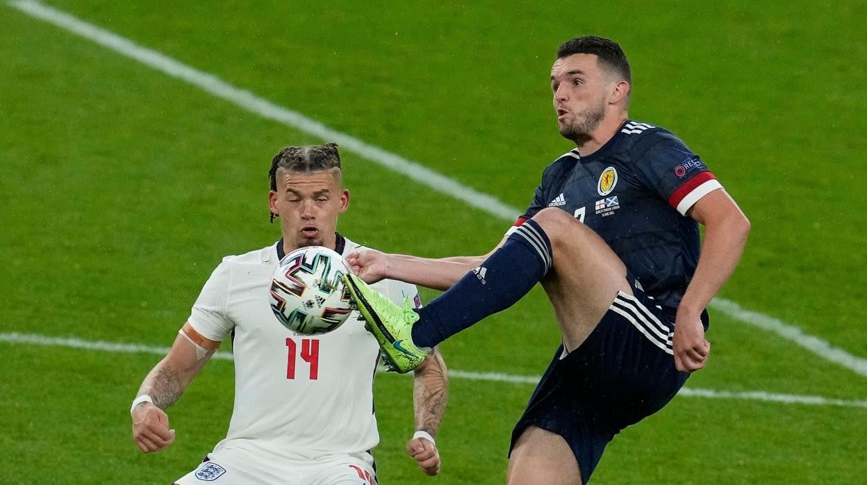 Kalvin Phillips (Inglaterra) y John McGinn (Escocia), durante una acción del partido