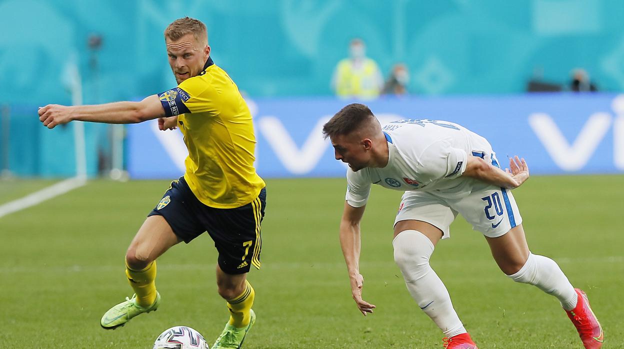 Sebastian Larsson (Suecia) y Robert Mak (Eslovaquia), durante una acción del partido