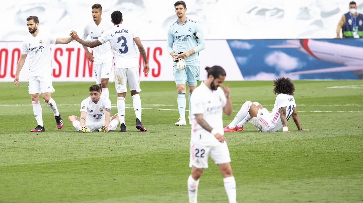 Isco y Marcelo, sentado en la hierba a la derecha, están en la lista de descartes; cuestan 31 millones en total