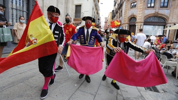 Ambiente de fiesta en el centro antes del España - Polonia