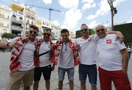 Seguidores polacos en una céntrica plaza de Sevilla