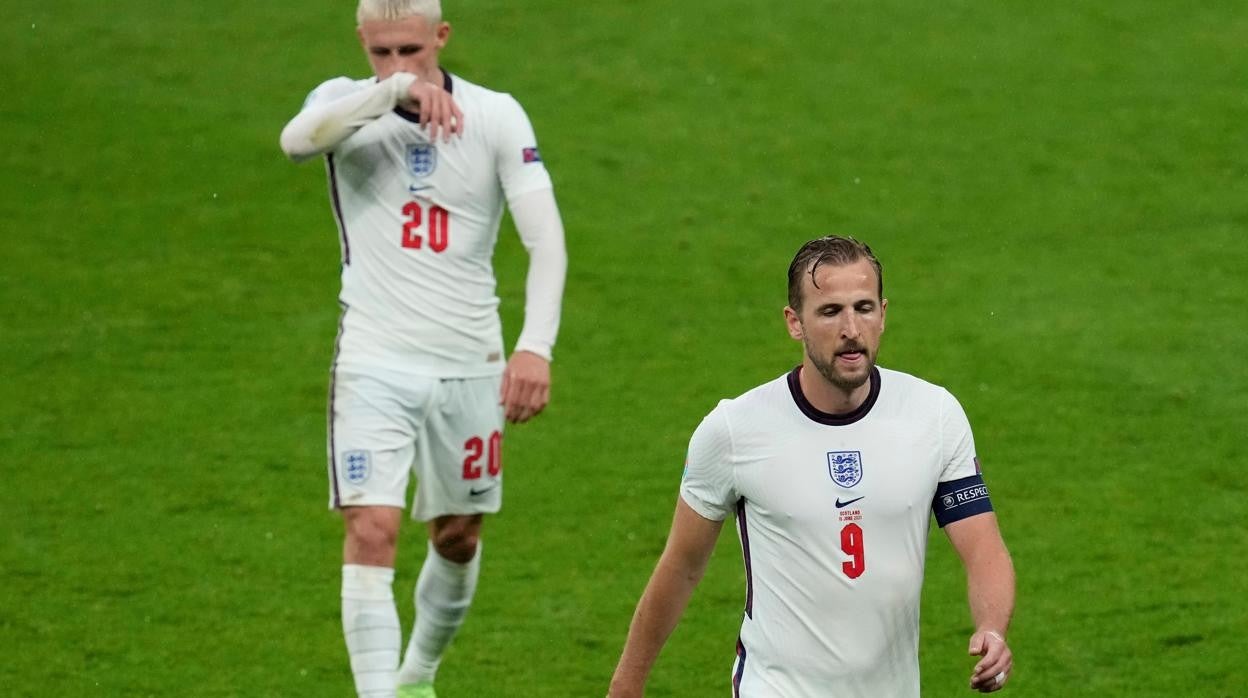 Harry Kane y Phil Foden, tras el empate de Inglaterra frente a Escocia