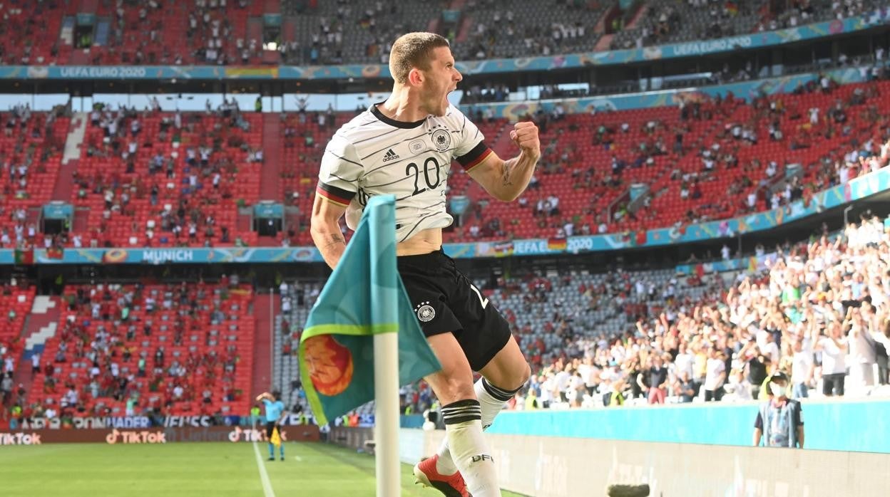 Gosens celebra su gol ante Portugal