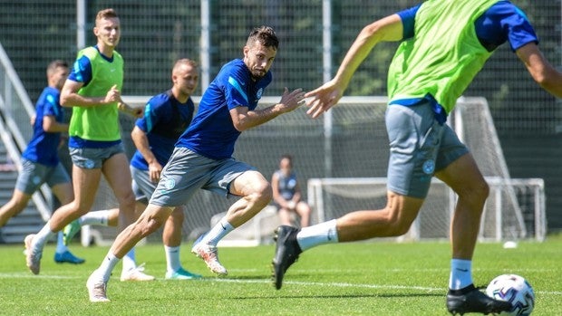 El médico de Eslovaquia instruye a su selección para combatir el calor de Sevilla