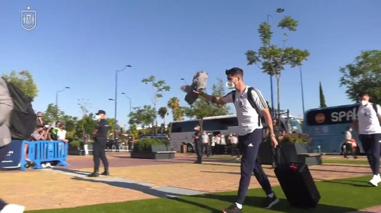 Así ha sido la llegada de la selección al hotel de Sevilla tras la polémica de la última vez