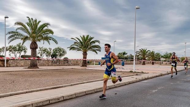 Mateo Bustos, el triatleta que celebró antes de tiempo y fue adelantado en la línea de meta