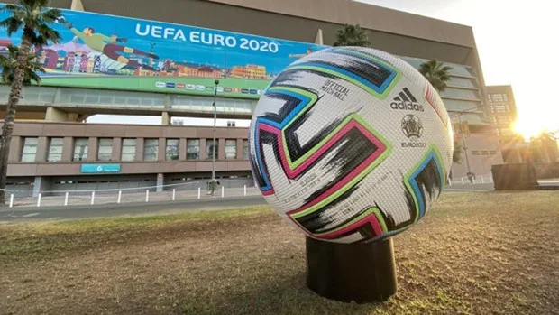 Sede de Sevilla con el estadio de La Cartuja y el balón de la Eurocopa