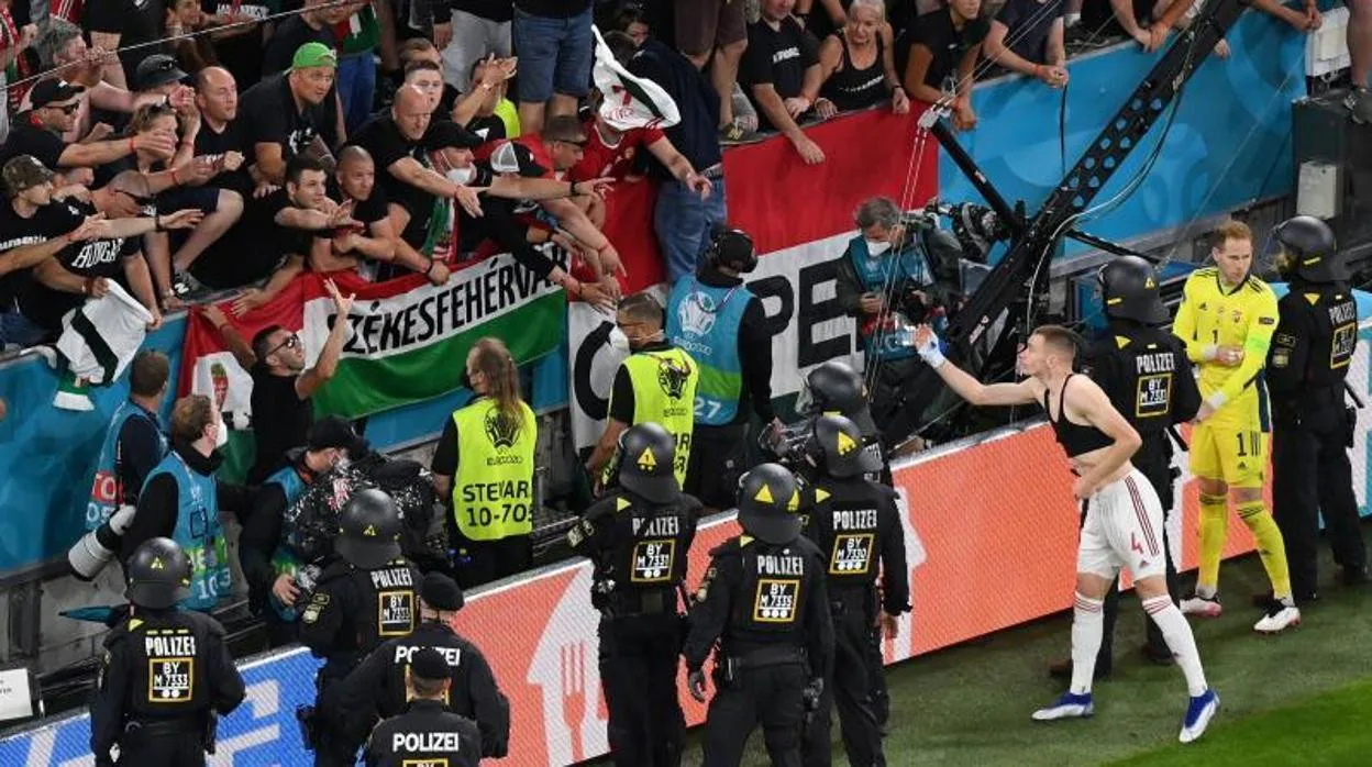 Attila Szalai da su camiseta a hinchas húngaros tars el partido ante Alemania