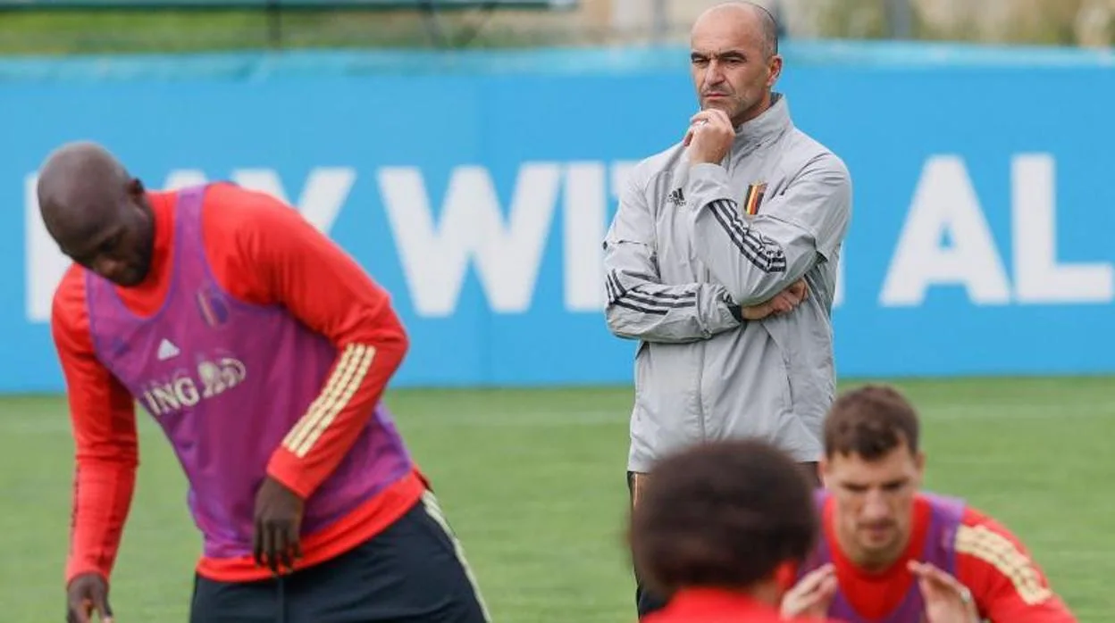 Roberto Martínez, observa un entrenamiento de la selección belga