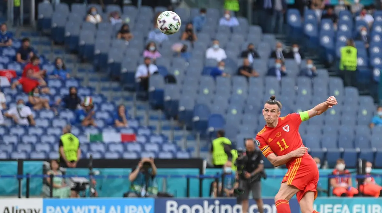 Bale, durante el partido contra Italia