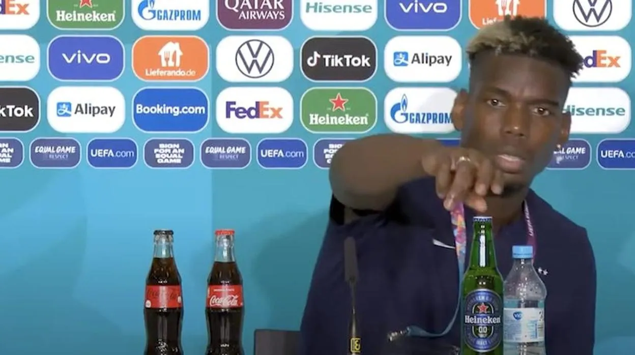 El musulmán Paul Pogba retira la botella de cerveza en la rueda de prensa
