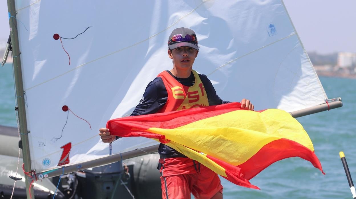 garcía olle celebró con la bandera de españa su triunfo.