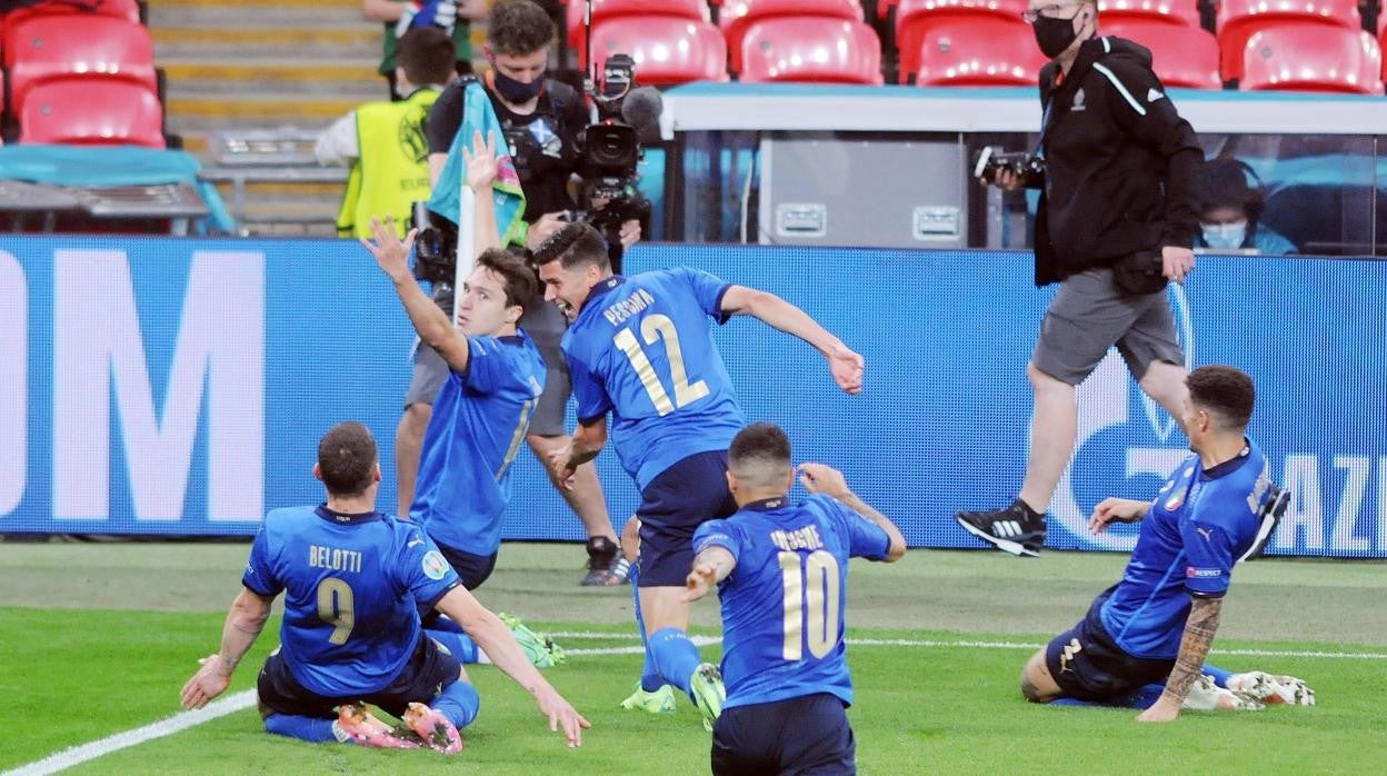 ILos jugadores de Italia, tras el gol de Chiesa frente a Austria en la prórroga