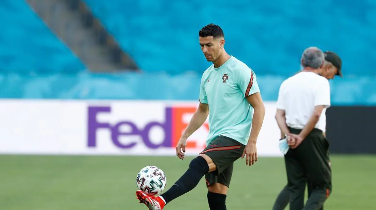 Cristiano Ronaldo durante el entrenamiento de la selección de Portugal en el estadio de la Cartuja