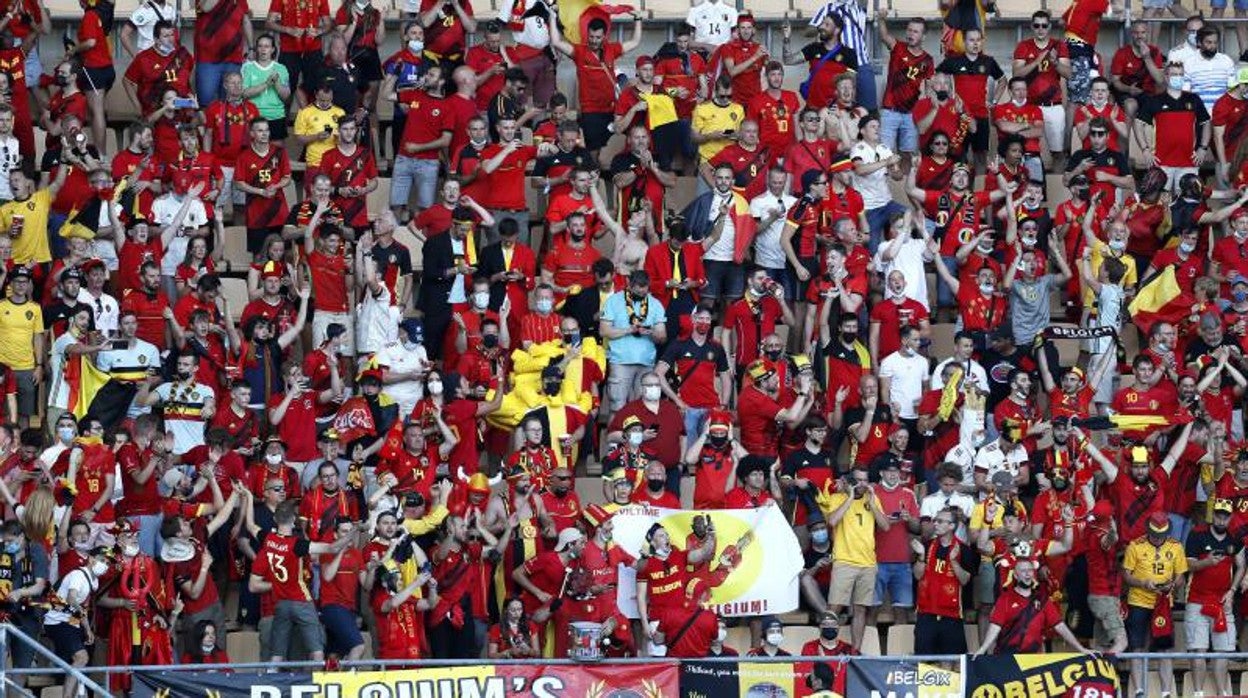 Aficionados belgas en el estadio de la Cartuja