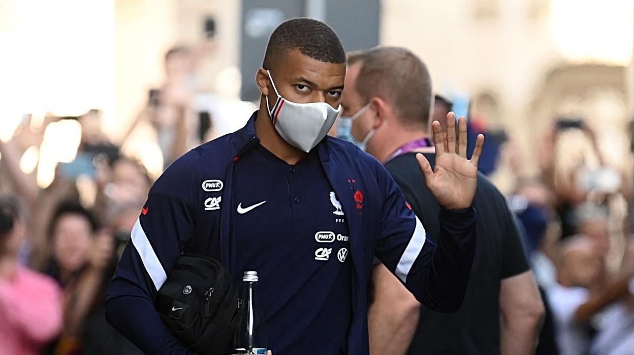 Mbappé, a su salida del hotel que alberga la concentración francesa en Bucarest