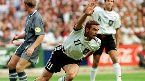El alemán Kuntz celebra su gol en la semifinal de la Eurocopa de 1996
