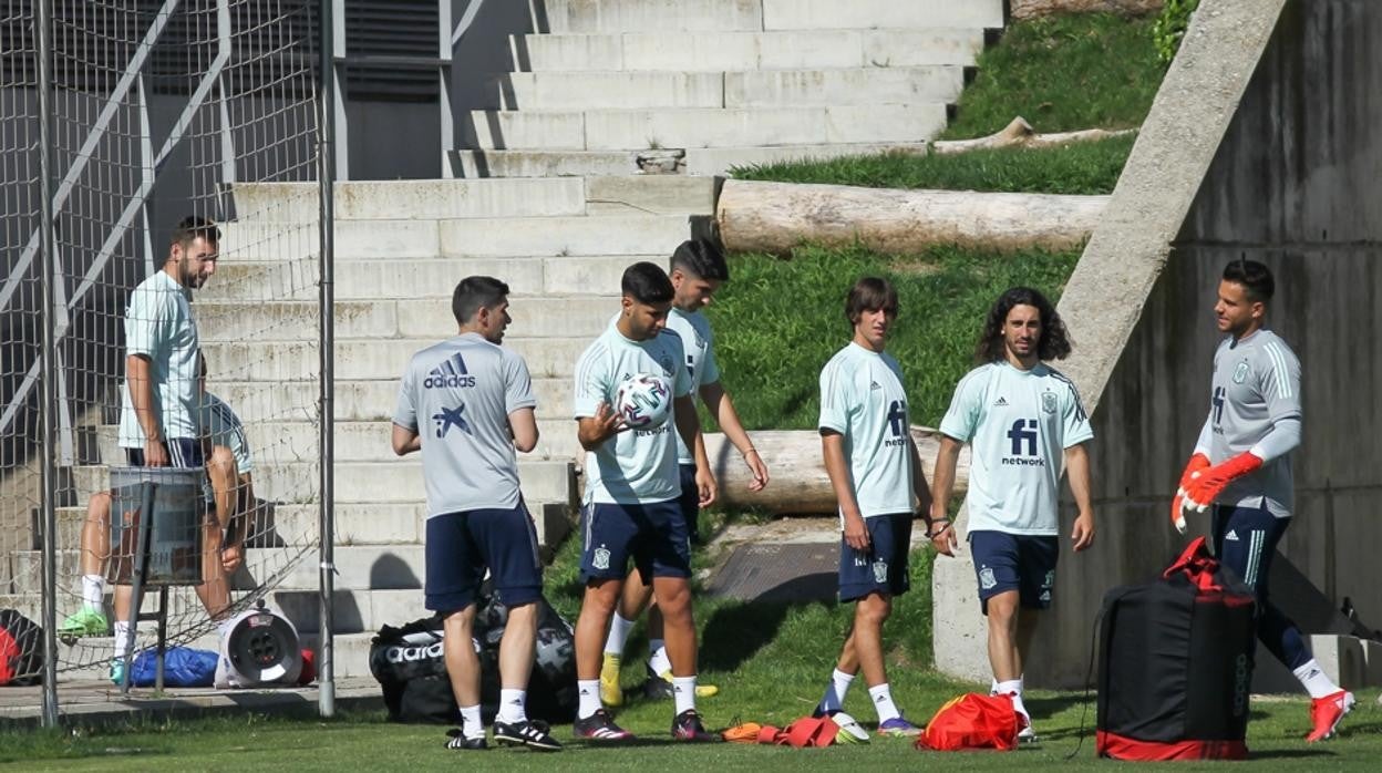 El futbolista gaditano junto a otros compañeros de la selección.