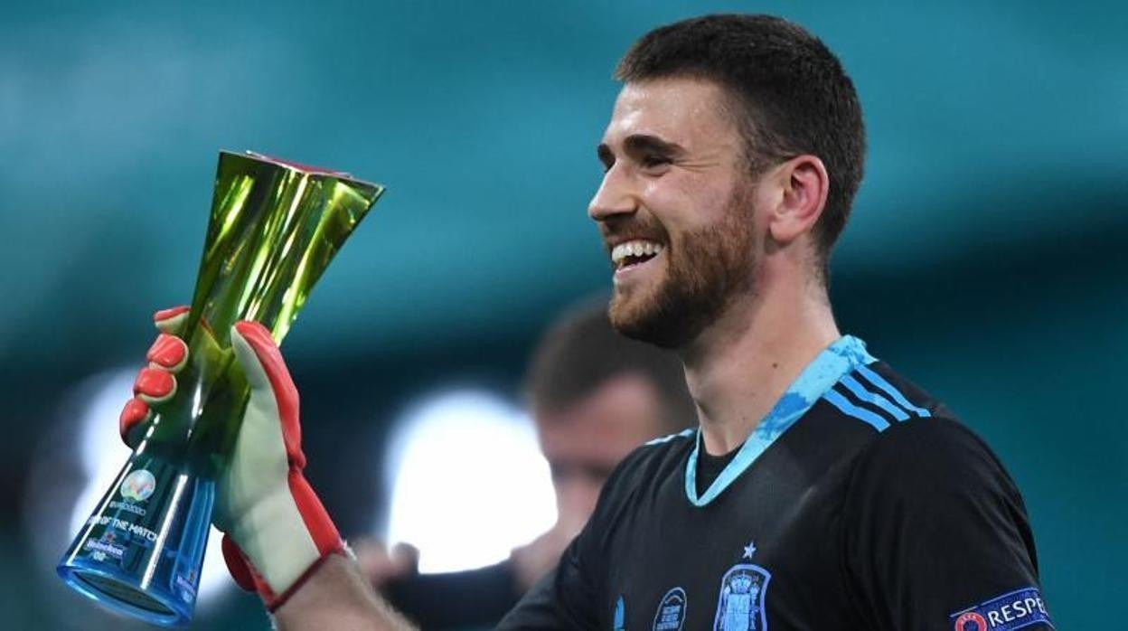 Unai Simón tras recibir el premio al mejor jugador del encuentro ante Suiza