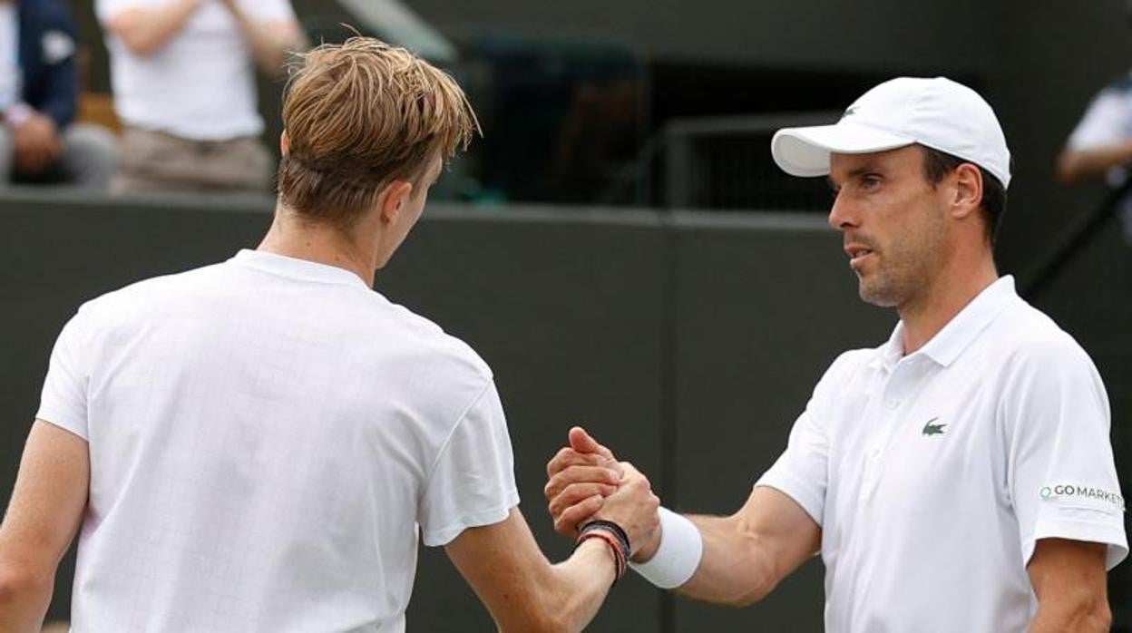 Bautista, derecha, felicita a Shapovalov