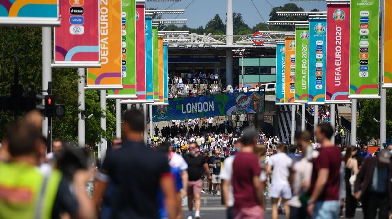 Aficionados ingleses en las inmediaciones de Wembley antes del último partido de su selección