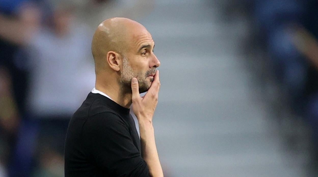 Pep Guardiola observa un partido del Manchester City