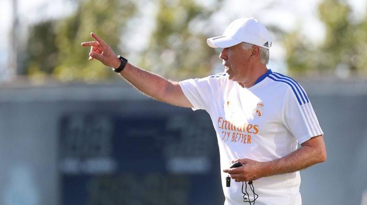 Ancelotti dirigiendo su primer entrenamiento de la temporada