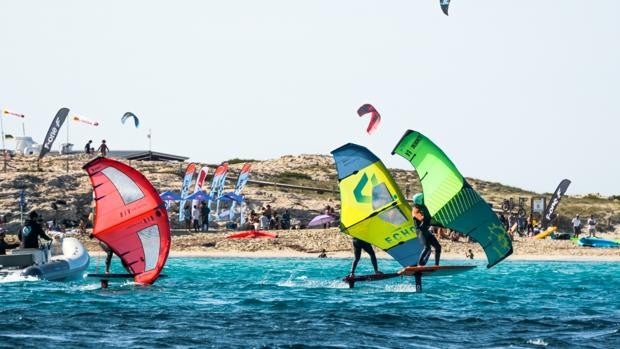 El Wing Foil estrena en El Arenal su circuito exclusivo