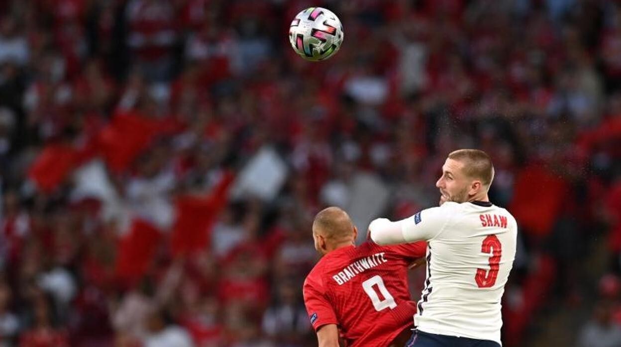 Luke Shaw gana un balón aereo a Braithwaite en la semifinal entre Inglaterra y Dinamarca