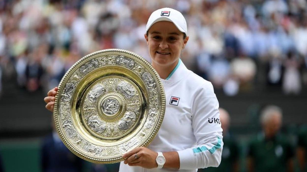 Ashleigh Barty, con el trofeo de campeona de Wimbledon