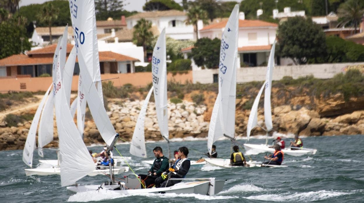 Martín Bermúdez y Patricia García, líderes del II Trofeo Aniversario, Copa de Andalucía de Snipe