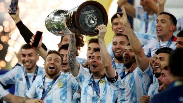 Messi levanta su primer título con Argentina