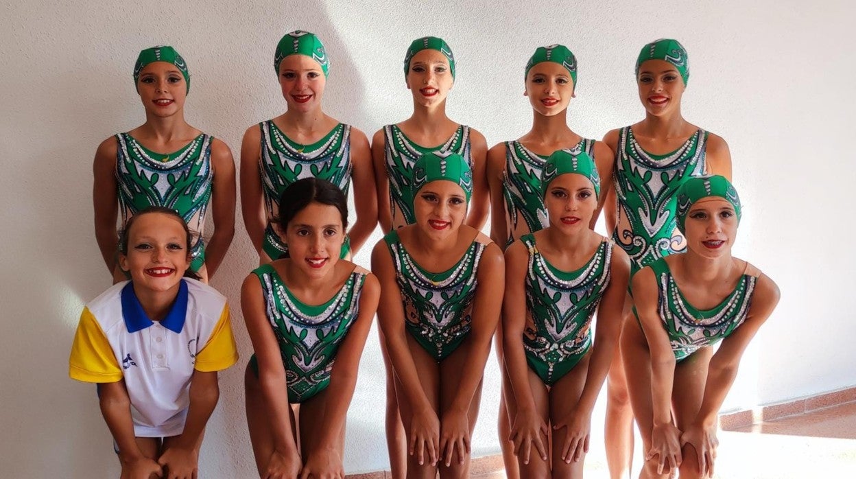 El equipo alevín de natación artística del Círculo Mercantil