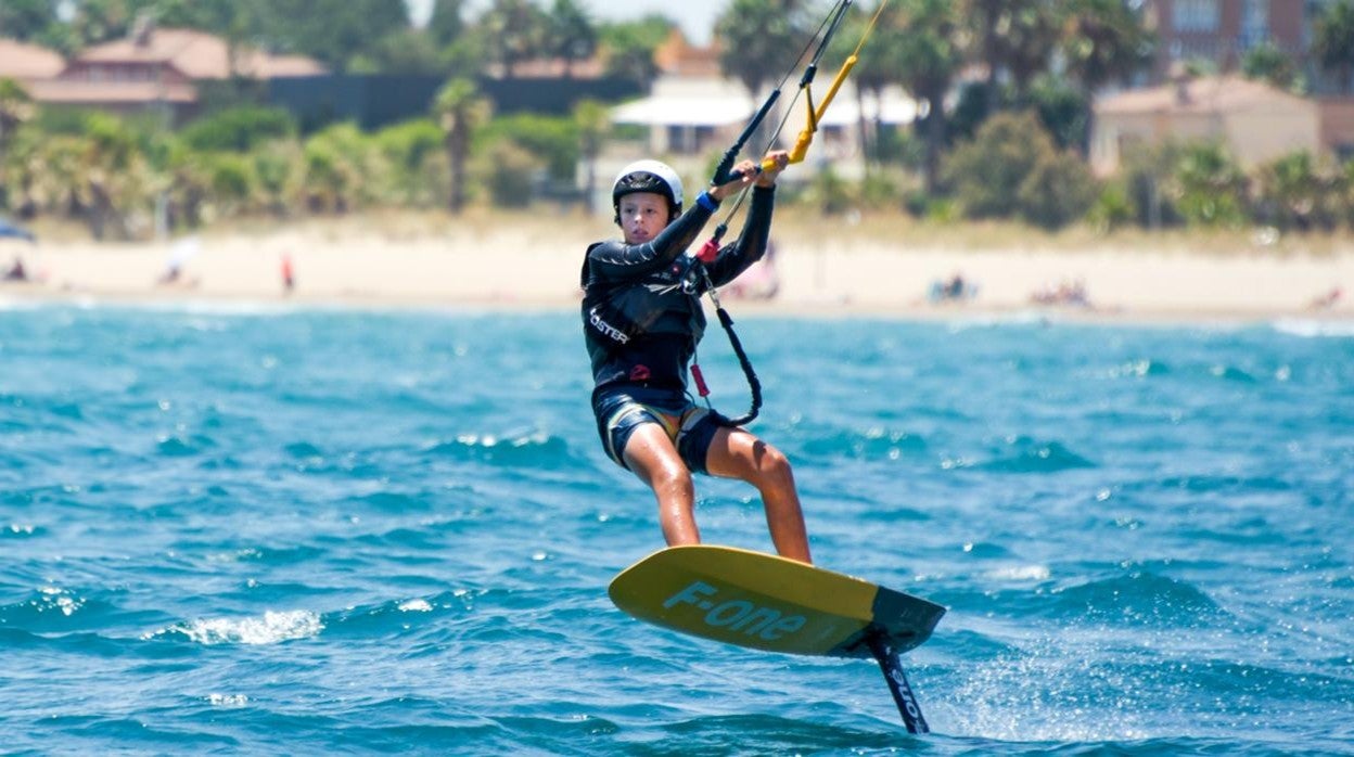 Carlos Espí, de rozar el podio en el Europeo de Optimist a luchar por el Mundial de Kite Foil sub-15