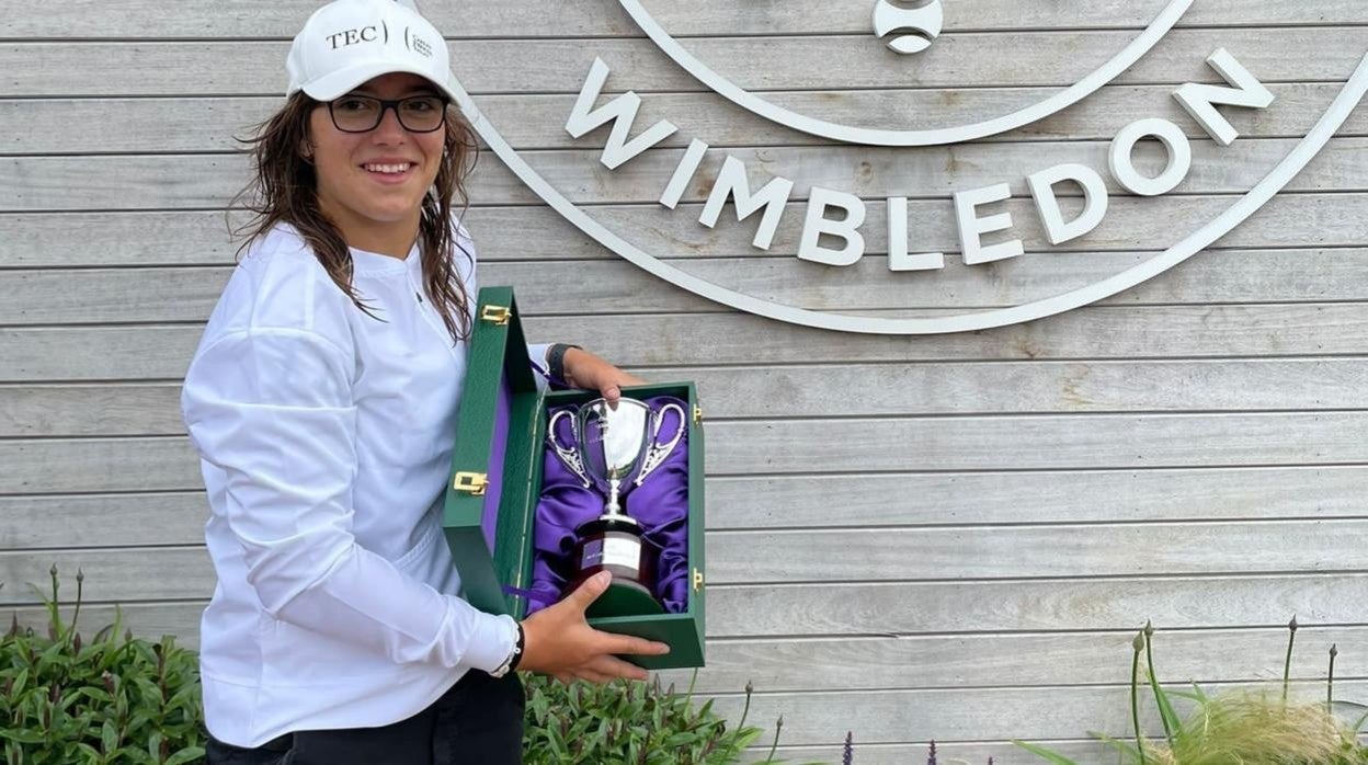 Mintegi, con el trofeo de campeona de Wimbledon